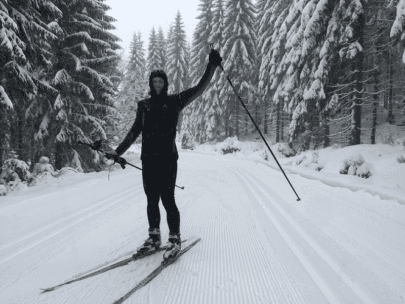 Paweł Jędrzejewski na nartach biegówkach